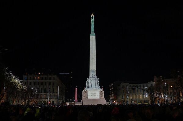 Памятник Свободы в День независимости Латвии - Sputnik Латвия