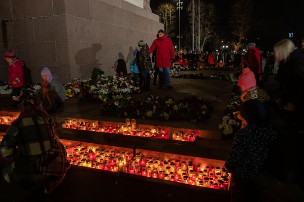 Рижане гуляли возле памятника Свободы до вечера - Sputnik Латвия