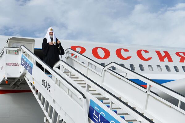 Патриарх Московский и всея Руси Кирилл выходит из самолета в аэропорту города Гаваны на Кубе - Sputnik Латвия
