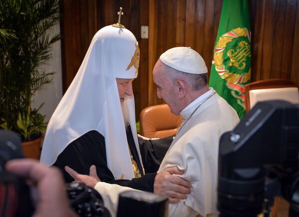 Папа Римский Франциск и патриарх Кирилл приветствуют друг друга во время исторической встречи в Гаване 12 февраля 2016 года. - Sputnik Латвия