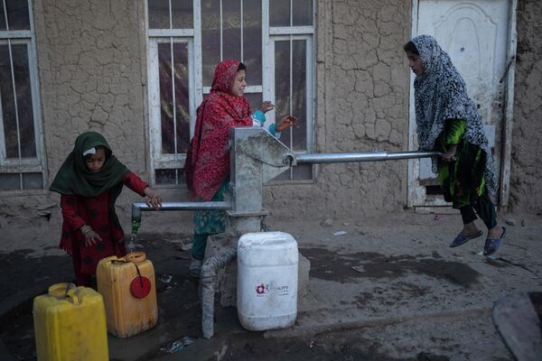 Meitenes uzpilda ūdeni pārvietot personu nometnē Kabulā - Sputnik Latvija
