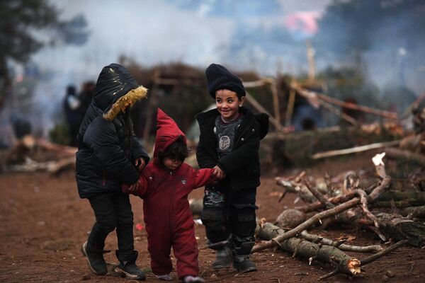 Bērni nelegālo migrantu nometnē uz Baltkrievijas un Polijas robežas - Sputnik Latvija