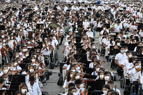 Venecuēlā sapulcējās lielākais orķestris pasaulē. Lai nonāktu Ginesa rekordu grāmatā, 12 tūkstoši muzikantu nospēlēja Čaikovska &quot;Slāvu maršu&quot; - Sputnik Latvija