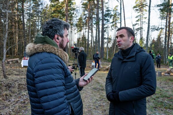 Мэр Риги Мартиньш Стакис общается с журналистами во время поездки в Тирельское лесничество - Sputnik Латвия