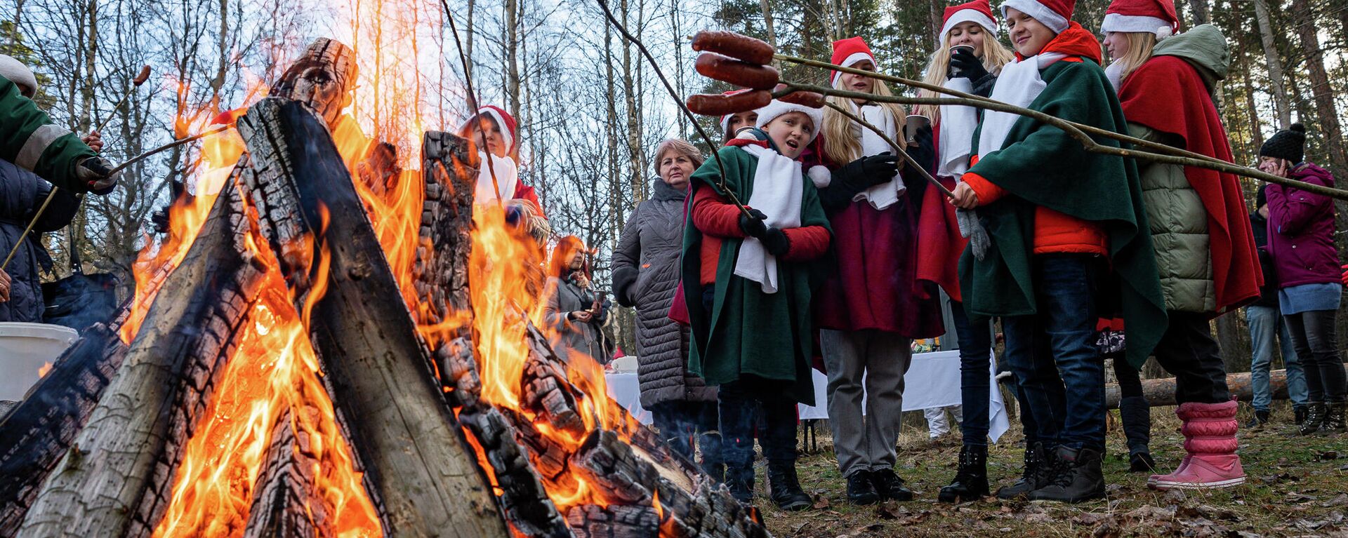 Мэр Риги Мартиньш Стакис вместе с детьми выбрал рождественские елки для Риги - Sputnik Латвия, 1920, 24.11.2021