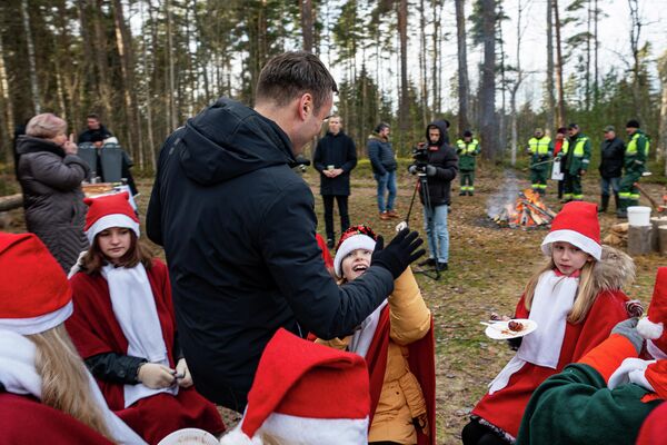 Мэр Риги Мартиньш Стакис общается с детьми после выбора главной рождественской ели - Sputnik Латвия