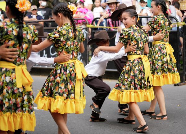 Bērni dejo Venecuēlas valsi festivālā &quot;Džoropo&quot; Kolumbijā - Sputnik Latvija