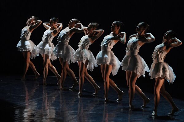 Mākslinieces baleta &quot;Gulbju ezers&quot; mēģinājumā uz Lielā teātra jaunās skatuves - Sputnik Latvija