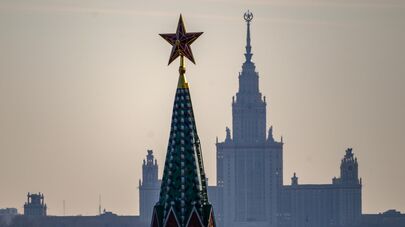 Вид с Колокольни Ивана Великого на Водовзводную башню Московского Кремля и здание МГУ