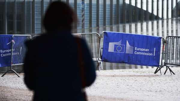 Логотип Евросоюза на ограждении возле здания штаб-квартиры Европейского парламента в Брюсселе - Sputnik Латвия