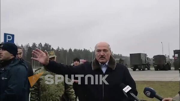 Лукашенко объяснил, почему белорусский маршрут так популярен у мигрантов - Sputnik Latvija