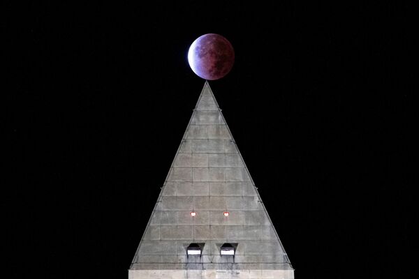 Mēness virs Vašingtona pieminekļa Vašingtonā, 21. novembris - Sputnik Latvija
