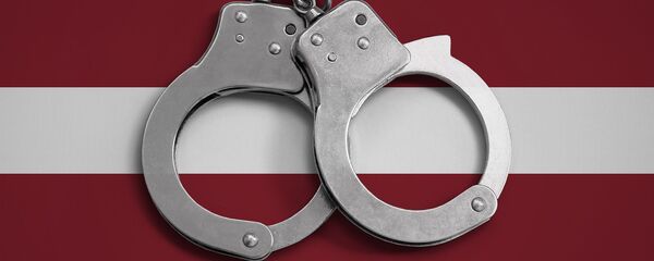 Латвийский флаг и наручники Латвийский флаг и наручники - Sputnik Латвия