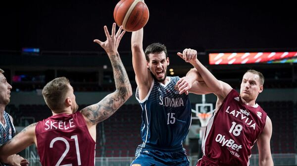 Сборная Латвии по баскетболу переиграла соперников из Словакии в квалификационном матче чемпионата мира по баскетболу - Sputnik Латвия