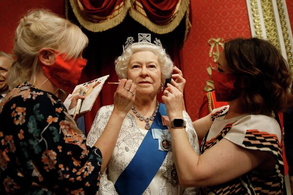 Londonā vaska figūru muzeja populārākā figūra, protams, ir karaliene. Elizabetes II dzīves laikā radītas jau 23 karalienes figūras. Šī uzstādīta 2012. gadā, par godu Elizabetes II valdīšanas 60. gadadienai - Sputnik Latvija