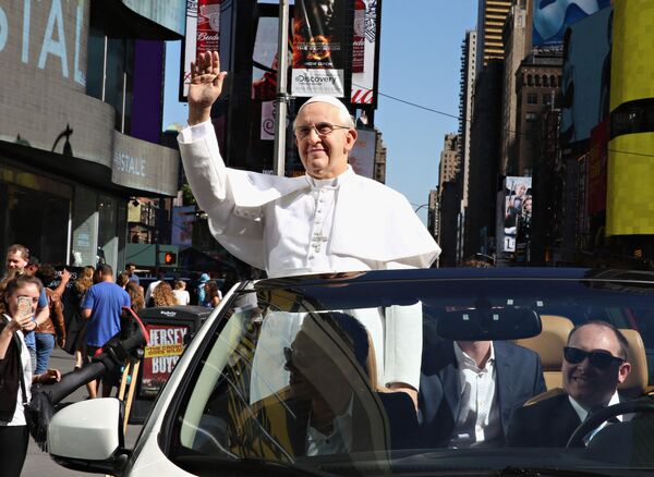Neilgi pirms Romas pāvesta ierašanās Ņujorkā Manhetenas ielās parādījās balts kabriolets ar smaidīgo Francisku. Pagāja kāds brīdis, līdz pārsteigtie skatītāji aptvēra, ka tā ir vaska figūra - Sputnik Latvija