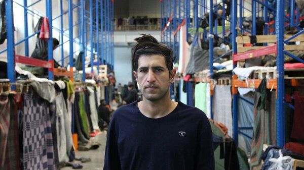 Мигранты в логистическом центре - Sputnik Латвия