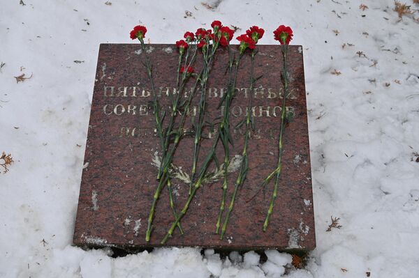 На фото: одно из захоронений на Антакальнисском воинском кладбище, где покоятся Неизвестные Солдаты. - Sputnik Латвия