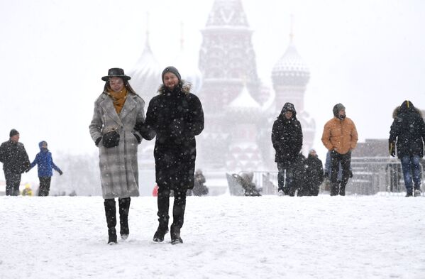 Люди на Красной площади в Москве во время снегопада - Sputnik Латвия