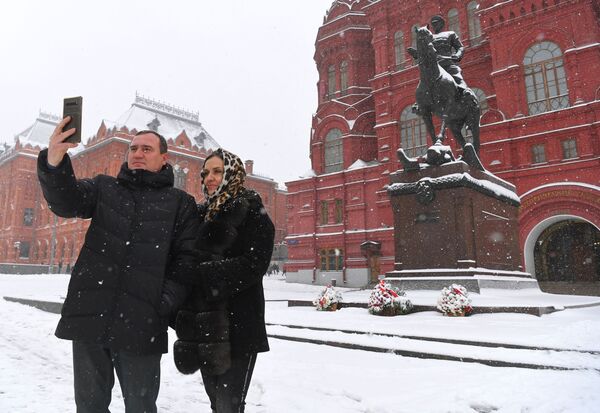 Люди фотографируются у памятника Жукову в Москве во время снегопада - Sputnik Латвия
