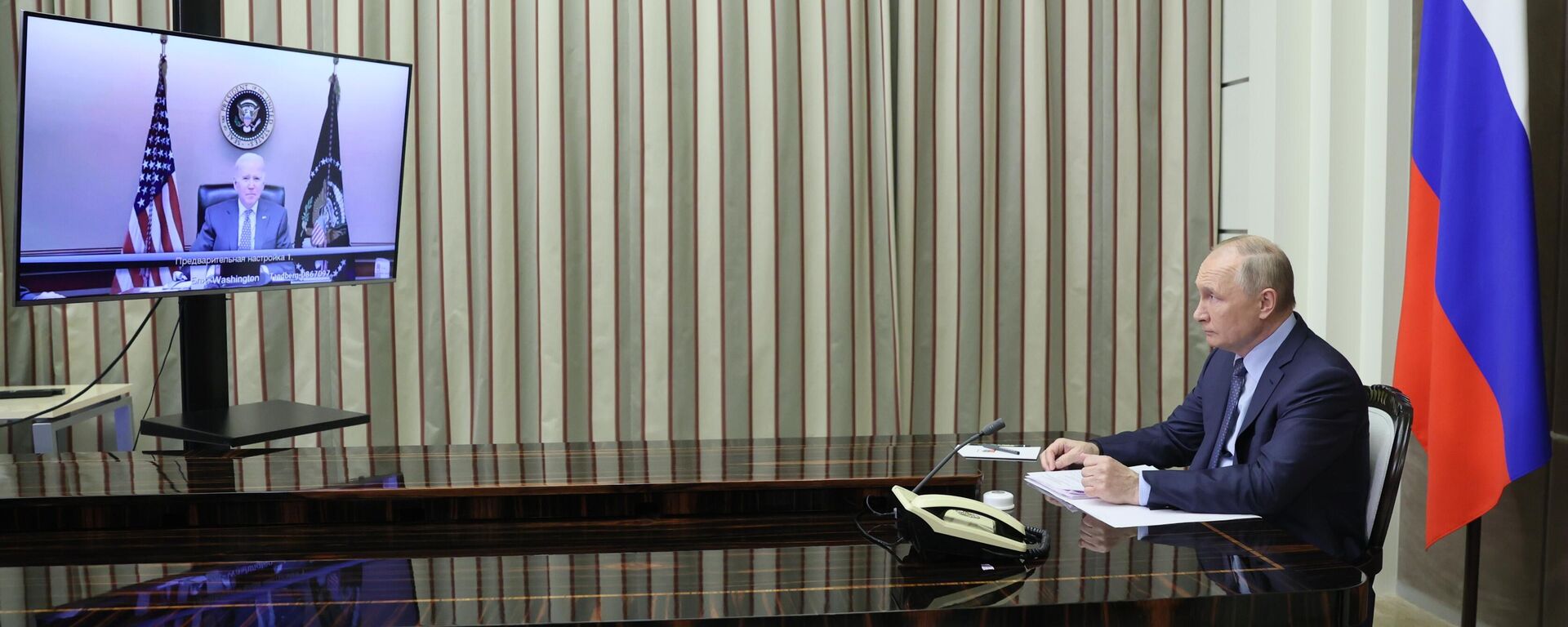 Президент РФ Владимир Путин во время переговоров с президентом США Джозефом Байденом в режиме видеоконференции - Sputnik Латвия, 1920, 07.12.2021