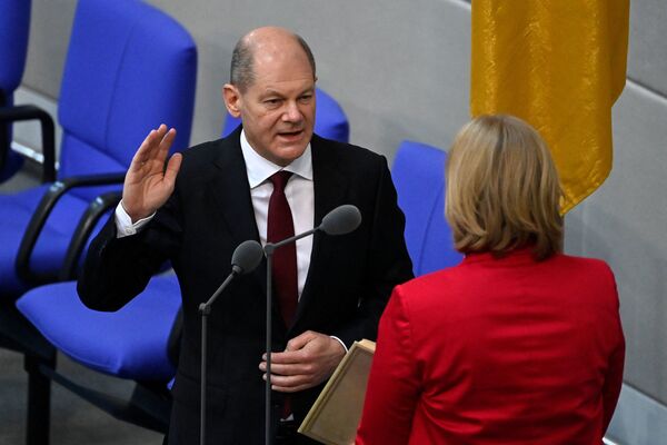 Канцлер Германии Олаф Шольц приносит присягу перед президентом бундестага Бербель Бас. - Sputnik Латвия