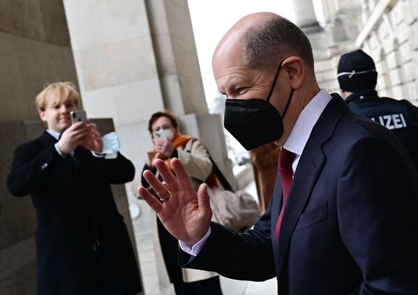 Канцлер Германии Олаф Шольц машет рукой, покидая бундестаг после своего избрания. - Sputnik Латвия