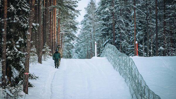 Забор из колючей проволоки на латвийско-белорусской границе  - Sputnik Латвия