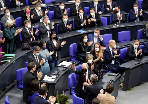 Vācijas Bundestāgs ievēlējis sociāldemokrātu līderi Olafu Šolcu par jauno kancleru. - Sputnik Latvija
