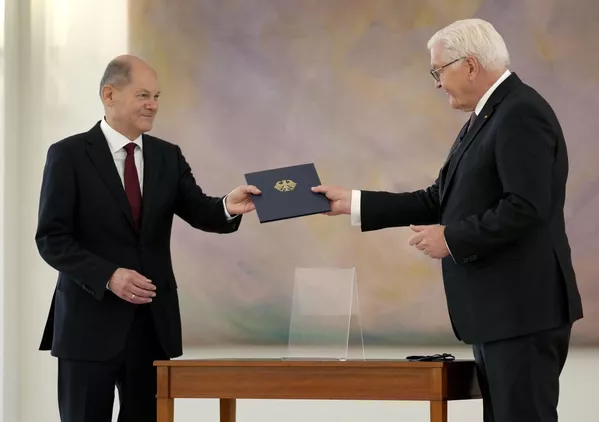 Vācijas jaunievēlētais kanclers Olafs Šolcs (no kreisās) saņem vēstuli par iecelšanu amatā no Vācijas prezidenta Franka Valtera Šteinmeiera. - Sputnik Latvija