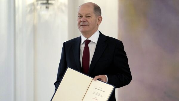 Новоизбранный канцлер Германии Олаф Шольц держит письмо о назначении во время приема во дворце Бельвю в Берлине, Германия - Sputnik Латвия