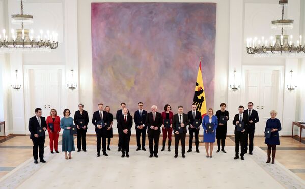 Vācijas jaunievēlētais kanclers Olafs Šolcs, prezidents Valters Šteinmeiers un jaunie Ministru kabineta locekļi prezidenta rezidencē Berlīnē. - Sputnik Latvija