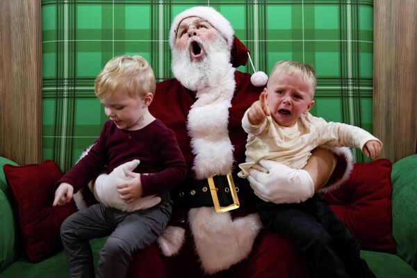 Дети с Сантой в торговом центре Willow Grove Park перед Рождеством в Willow Grove, штат Пенсильвания, США. - Sputnik Латвия