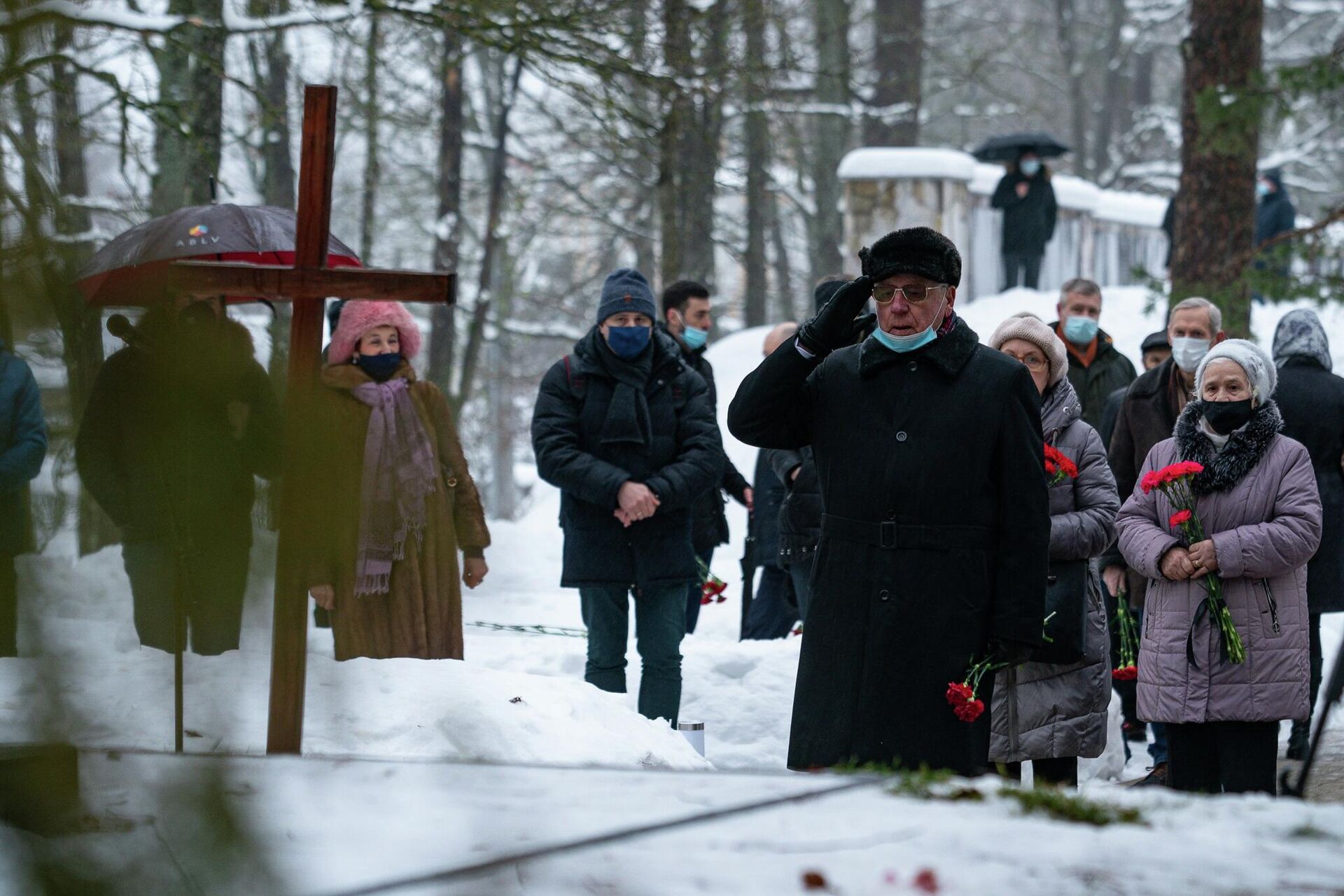 Прах гвардии генерал-майора Николая Петровича Якунина перезахоронили на советском Братском кладбище в Мадоне - Sputnik Латвия, 1920, 12.12.2021