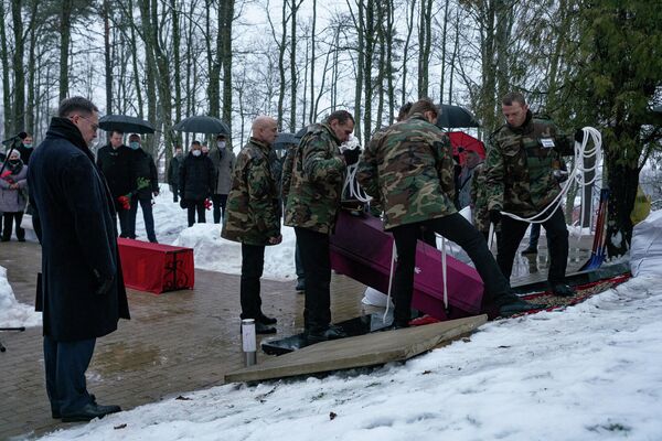 Церемония перезахоронения прошла в субботу, 11 декабря. - Sputnik Латвия