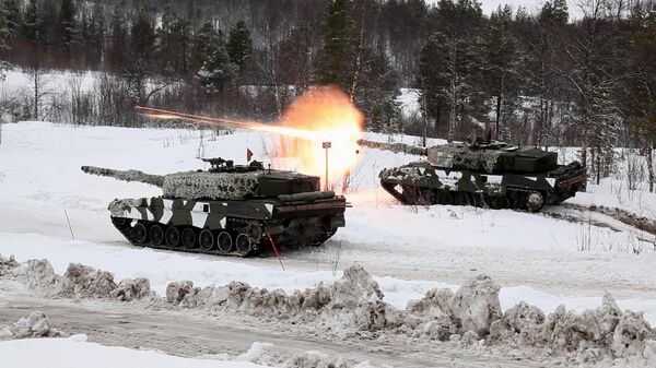 Танки Вооруженных сил Норвегии во время совместных учений НАТО - Sputnik Latvija