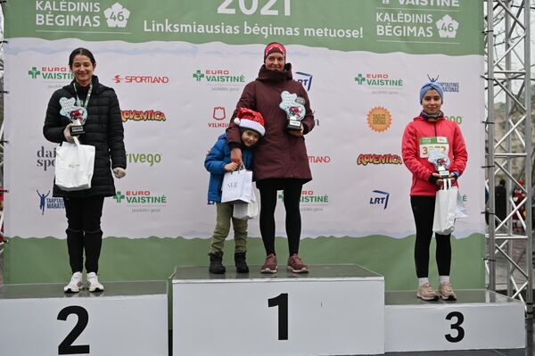На фото: сильнейшие бегуньи на дистанции шесть километров. - Sputnik Латвия