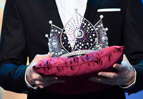 Корона Мисс Россия на церемонии награждения финалисток конкурса Мисс Россия - 2018 в концертном зале Барвиха - Sputnik Латвия