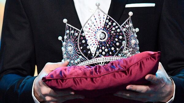 Корона Мисс Россия на церемонии награждения финалисток конкурса Мисс Россия-2018 в концертном зале Барвиха - Sputnik Латвия