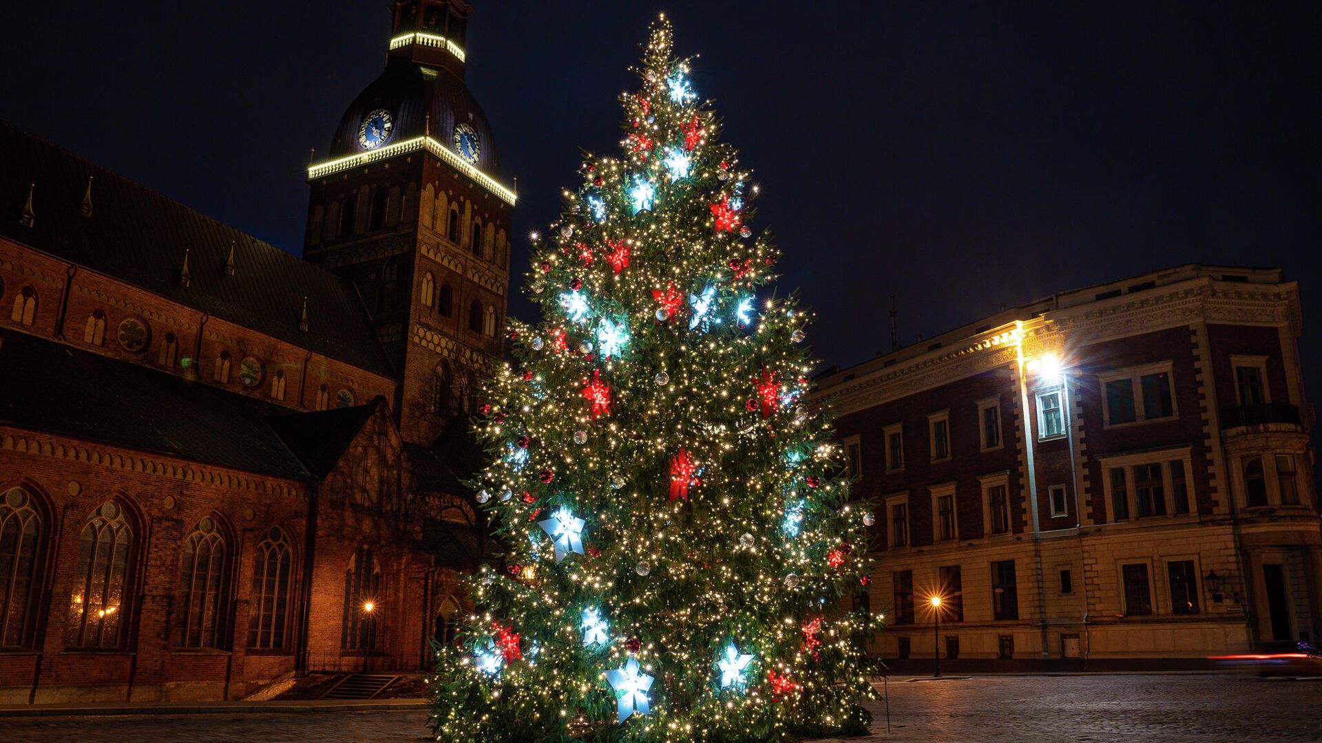Новогодняя елка на Домской площади в Риге - Sputnik Латвия, 1920, 23.12.2023