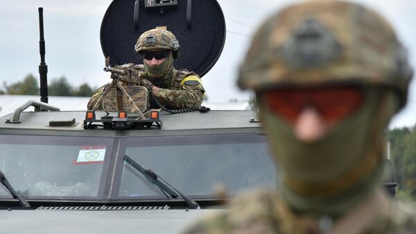 Военнослужащие Украины во время учений с силами стран НАТО - Sputnik Латвия