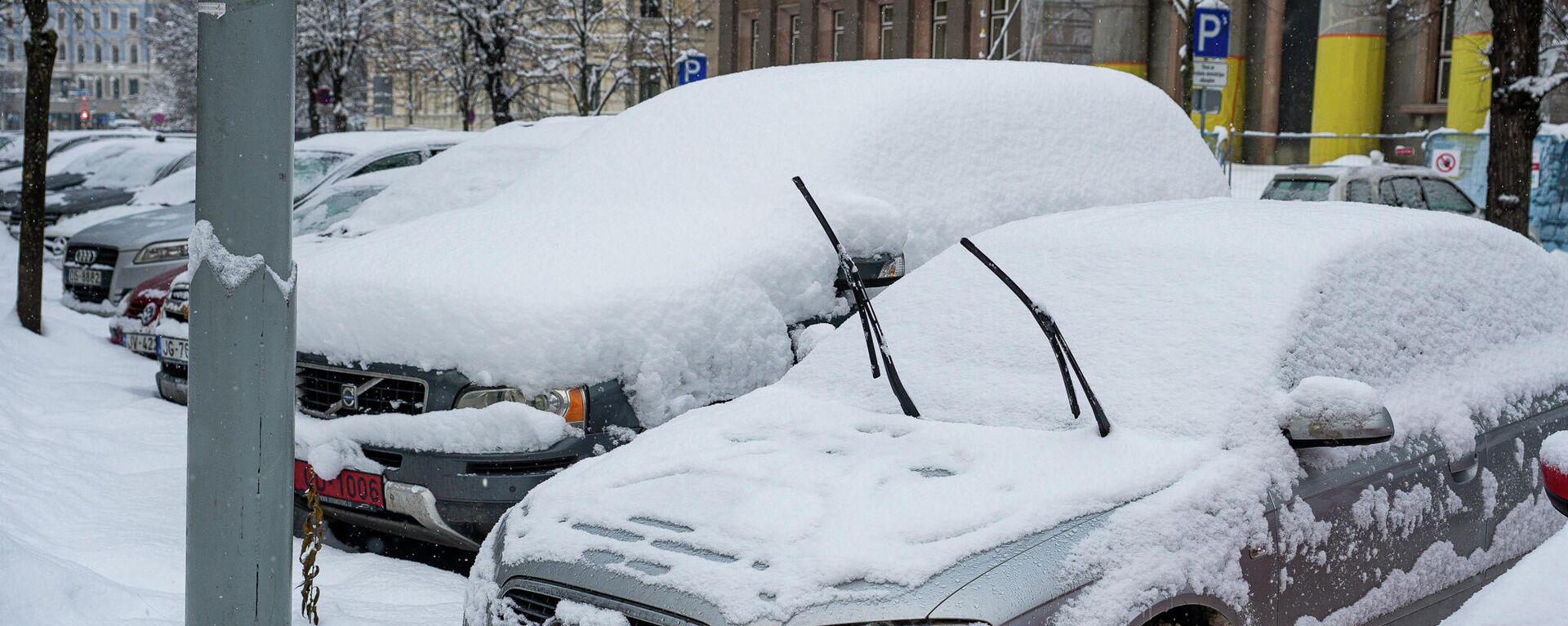 Машины на парковке после снегопада - Sputnik Латвия, 1920, 11.12.2023