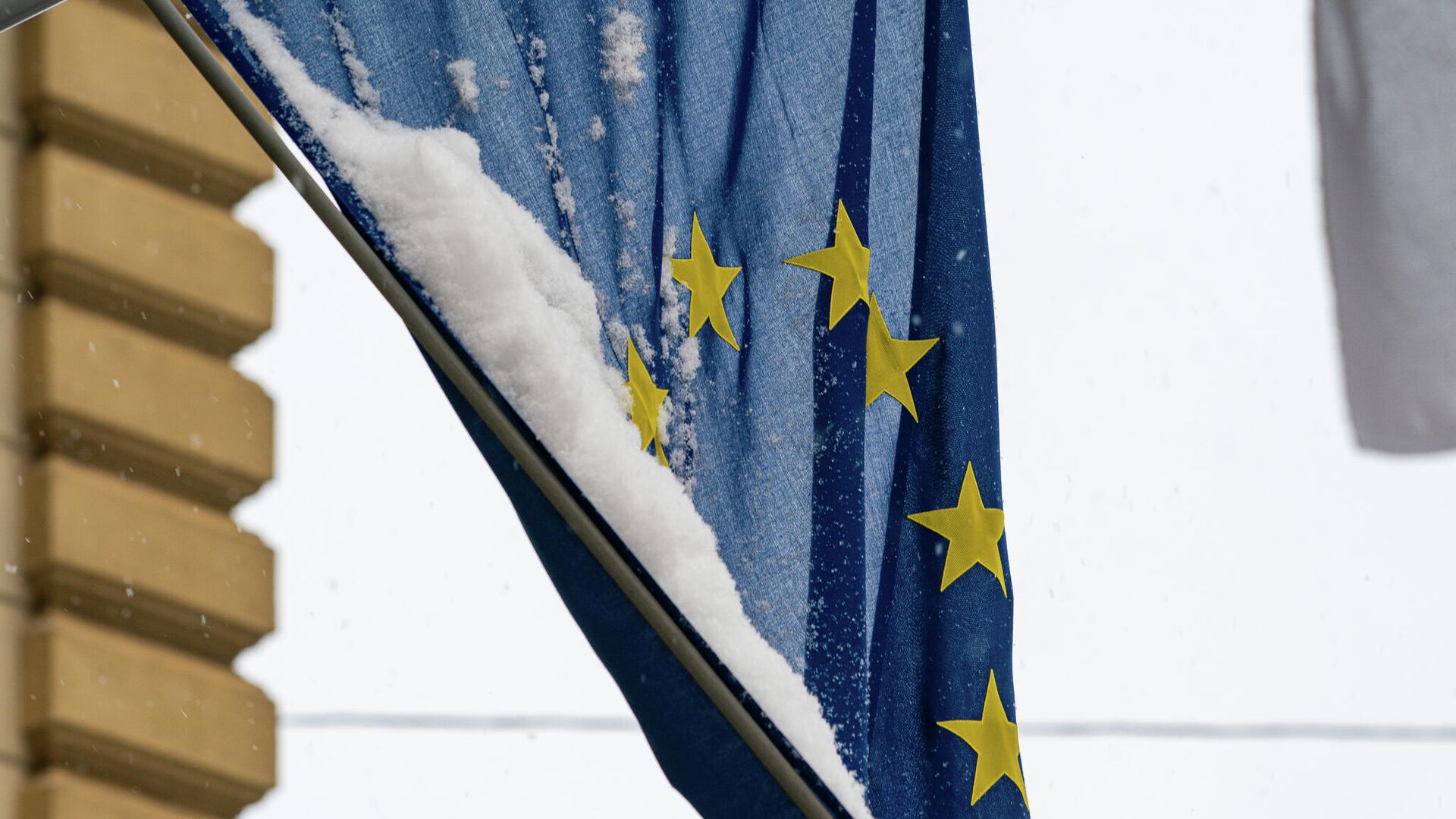 Флаг Евросоюза под снегом - Sputnik Латвия, 1920, 30.12.2023