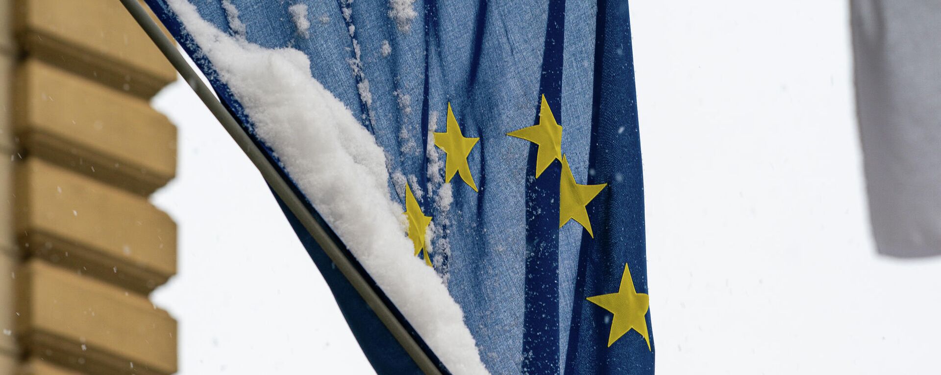 Флаг Евросоюза под снегом - Sputnik Латвия, 1920, 30.12.2023