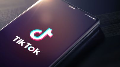 Тикток на экране мобильного телефона