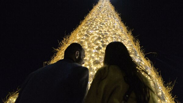 Neparasta Ziemassvētku eglīte kristiešu pilsētā Bahdidā, Irāka - Sputnik Latvija
