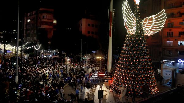 Рождественская елка с крылышками в Бейруте, Ливан - Sputnik Латвия