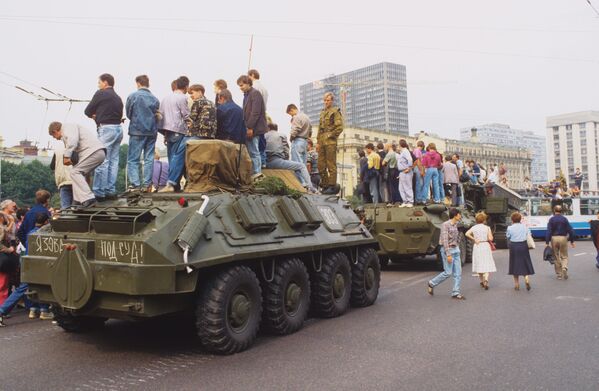 В дни августовского путча ГКЧП, 1991 год. Введено чрезвычайное положение, и в столицу введены воинские подразделения. - Sputnik Латвия