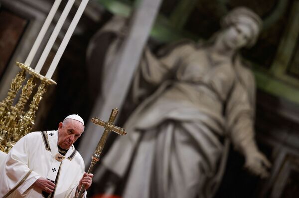 Pāvests Francisks vada Ziemassvētku misi Svētā Pētera katedrālē Vatikānā. - Sputnik Latvija