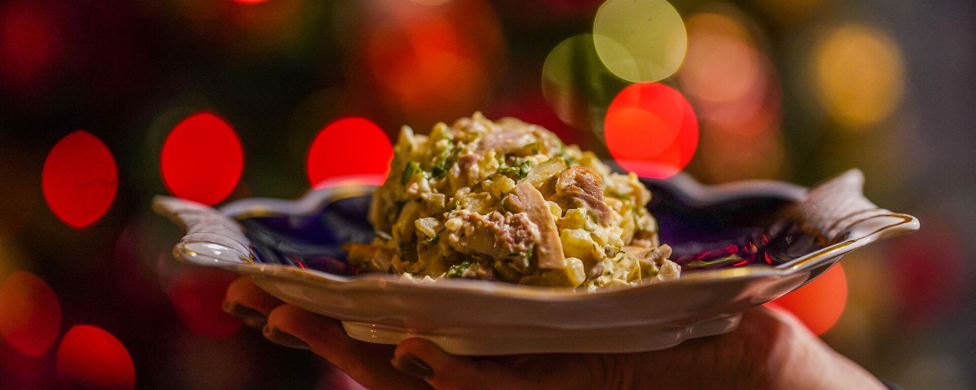 Салат Оливье на фоне новогодней елки - Sputnik Латвия, 1920, 06.01.2026